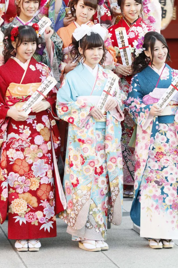 前列左から多田愛佳、岩永亞美、上西恵