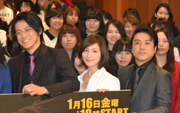 1月16日(金)スタートのドラマ「ウロボロス～この愛こそ、正義。」(TBS系)の完成披露試写会に登壇した(写真左から)小栗旬、広末涼子、ムロツヨシ