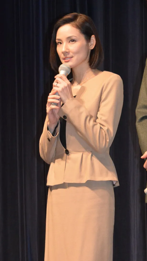 警視庁捜査一課の美人管理官・都美子を演じる吉田