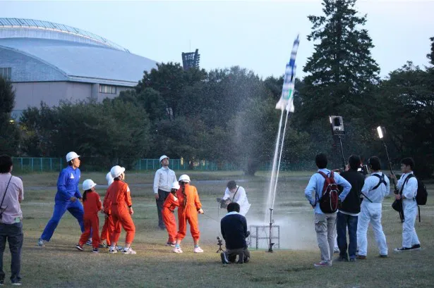 【写真を見る】松岡修造と子供たちは、専門家でも達成したことがない“ペットボトルロケットで高度100m到達”のミッションに挑戦する