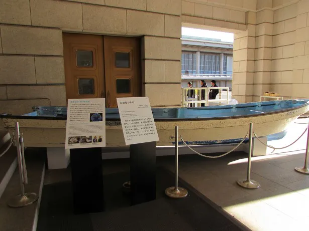 【写真を見る】博物館入口には被災した実習船が展示されている