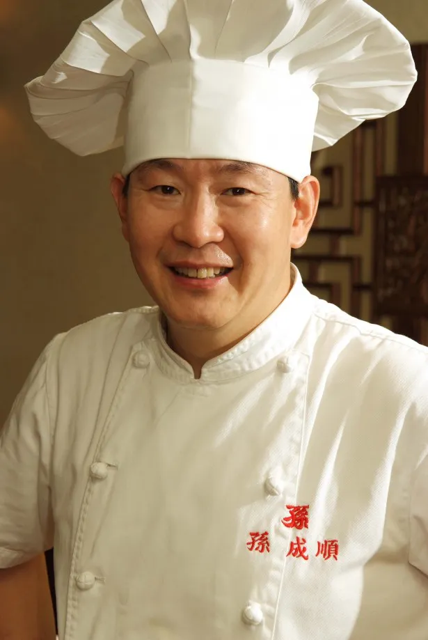 中国料理店「天中殺」の謎の料理人・珍文棋を演じ、普段も中国料理店のオーナーシェフを務めている料理人・孫成純