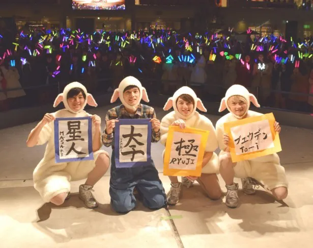 2015年の目標を記した「書き初め」を持って、ファンと記念撮影をするDISH//（左からMASAKI、TAKUMI、RYUJI、To-i）