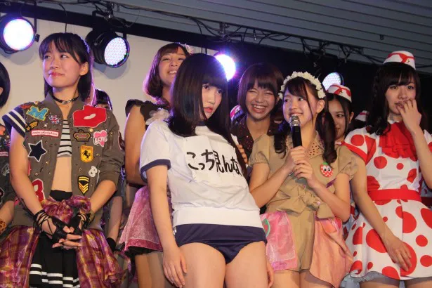【写真を見る】九州発アイドルグループ・LinQ。中央は一人体操服姿で登場したメンバーの伊藤麻希