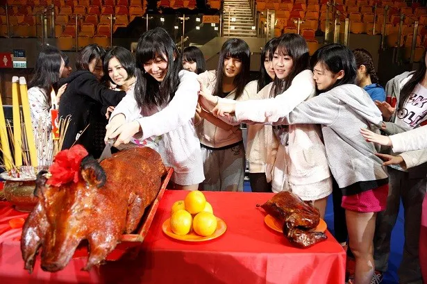 公演の成功を豚の丸焼きに祈願！　香港ならではの儀式にメンバーも驚きの表情