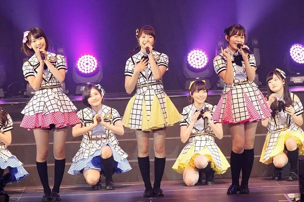 HKT48やAKB48グループの楽曲を笑顔で熱唱する穴井千尋、多田愛佳、宮脇咲良