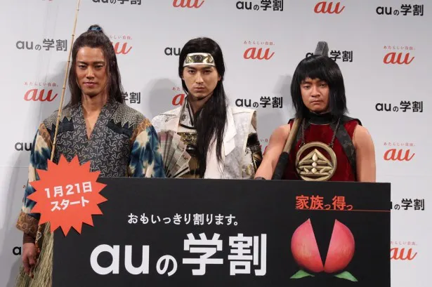 「au発表会 2015 Spring」に登場した(左から)桐谷健太、松田翔太、濱田岳