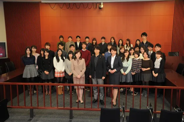 イベントに集まった学生たちと写真撮影に臨んだ(前列左から)原作者の柚月裕子氏、主演の上川隆也、松下由樹