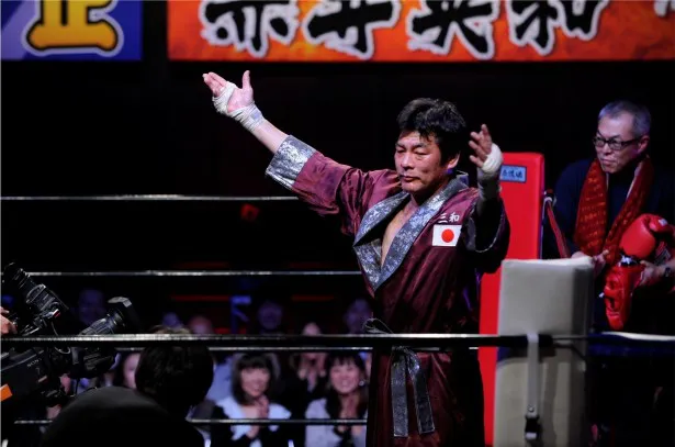 引退して30年、赤井英和が引き締まったボディで久々のリングに上がる！