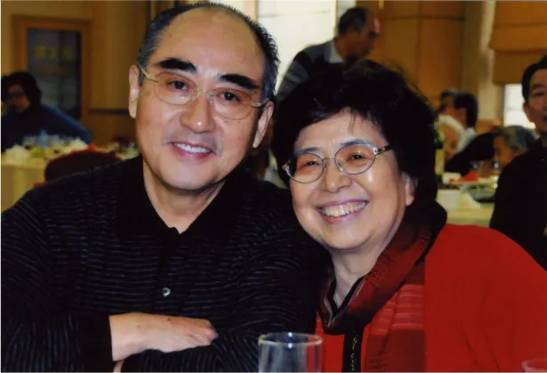 【写真を見る】中国の“英雄”であり、元卓球選手の荘則棟氏(左)と佐々木敦子さん(右)の夫妻