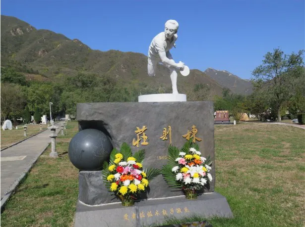 文化大革命の時に権力の側にいた荘氏は、新生中国からは迫害される。佐々木さんは、亡くなった荘氏のために石碑を建てた