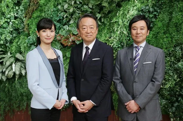 1月23日(金)のWBSに池上彰が緊急生出演(写真左から大江麻理子キャスター、池上、大浜平太郎キャスター)