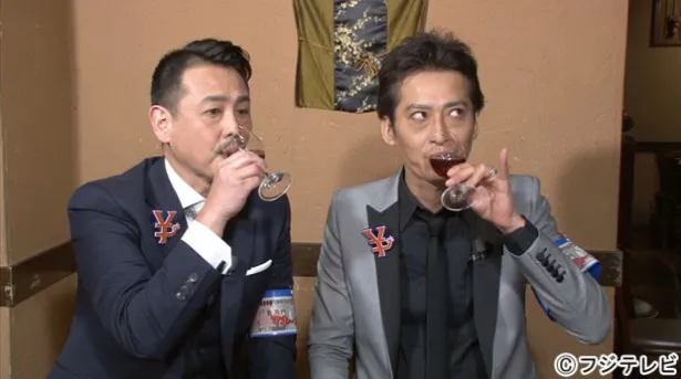 【写真を見る】大沢と野村はお酒を飲みながら食レポをする