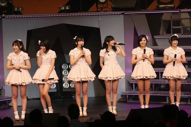【写真を見る】昼公演では、HKT48の全国ツアー追加公演で“横浜アリーナ2days”が発表され、指原莉乃が「会場埋まるかな？」と喜びよりも不安をポロリ(笑)