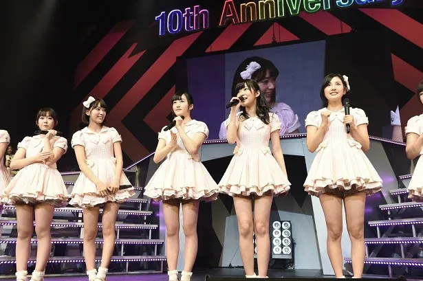 指原の不安なコメントをよそに、宮脇咲良(写真左から2番目)は「HKT48の勢いがまだまだ止まらないぞというのを見せたい！」と、追加公演に向けて意気込む！