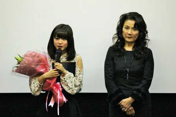 沙織の母親・幸子を演じた秋川百合が客席からサプライズで登場(写真左)