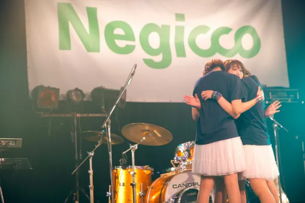 ステージ上で抱き合って歓喜するNegicco
