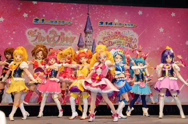 【写真を見る】歴代のプリキュアたちがチャーミングなダンスを披露