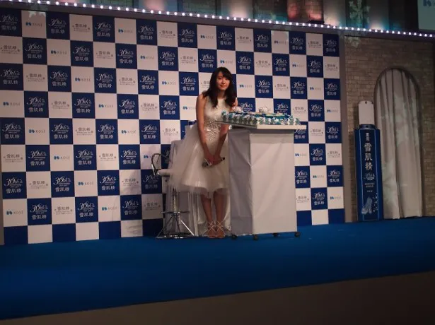 スキンケアブランド・コーセー「雪肌精」の30周年記念会見に、真っ白なドレスで登場した新垣結衣