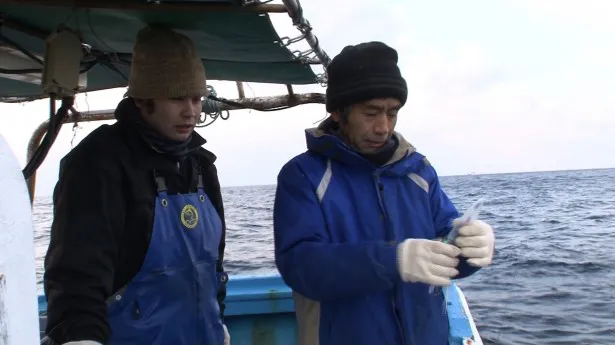 荒波の中、親子でマグロ漁に出る山本秀勝さんと剛史さん