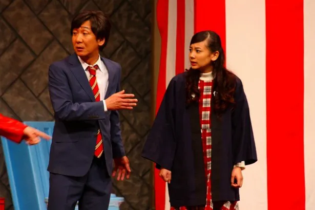 「ウレロ☆未解決少女」の舞台で(左から)飯塚悟志、清水富美加が兄妹を演じた