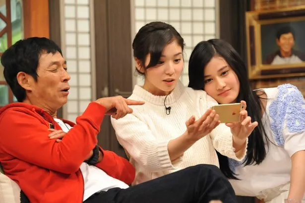2月15日(日)放送の「さんまのまんま」(フジ系)に橋本愛(右)と松岡茉優(中央)がゲスト出演する