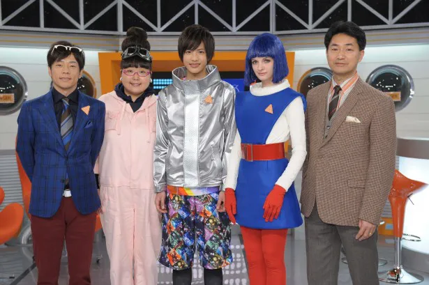 「エイエイGo！」出演者。左から陣内智則、小林きな子、志尊淳、アナンダ・ジェイコブス、東京学芸大学の高山芳樹教授