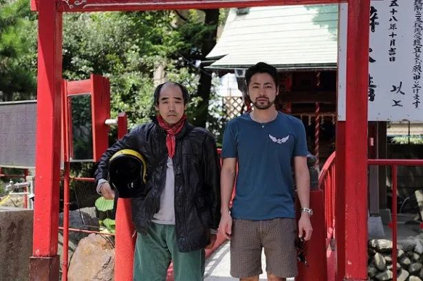 第6話では、路上ミュージシャンの斉藤さん(写真左)の元を訪れ、音楽に触れる