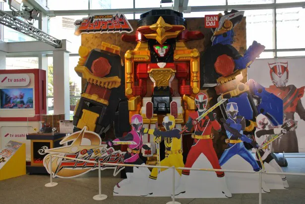 「手裏剣戦隊ニンニンジャー」の巨大合体ロボ“シュリケンジン”の大型模型が登場！