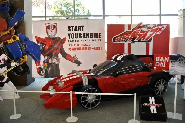 「仮面ライダードライブ」からはスーパーマシン“トライドロン”のレプリカを展示
