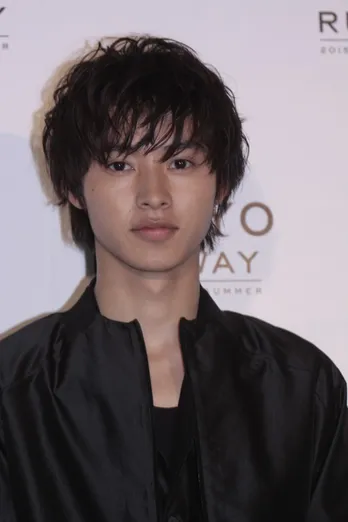 山崎賢人の“バラウォーキング”に1万9000人が酔いしれる