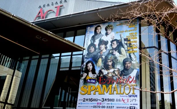「モンティ・パイソンのSPAMALOT」は東京・大阪・福岡で上演される