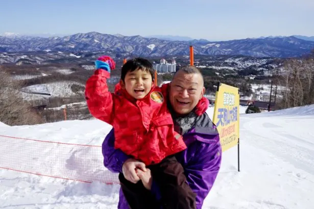 二人とも初挑戦のスキー。孫の京太郎くんの上達ぶりを見て感動するアニマル浜口