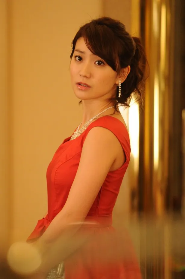 2月24日(火)放送の「銭の戦争」(フジ系)第8話で、クラブで働くセクシーなドレス姿を披露する大島優子