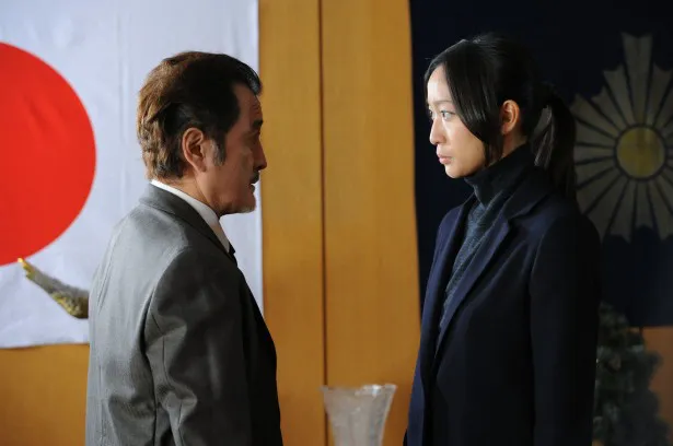 数多くのドラマで重厚な演技を見せる吉田網太郎も監察官役で出演している！