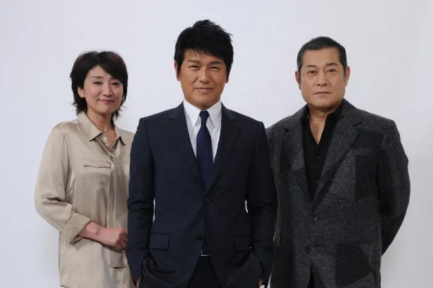 「京都人情捜査ファイル」に主演する高橋克典(中央)と、共演の松下由樹(左)、松平健(右)