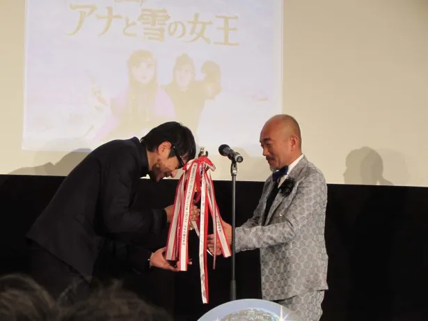 【写真を見る】ウォルト・ディズニー・ジャパンを代表して竹中直人からトロフィーを受け取る高橋雅美氏