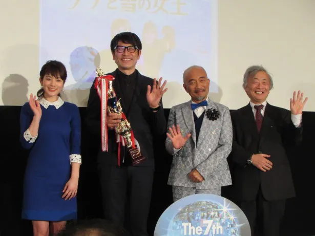 受賞後の記念撮影をする（左から）筧、高橋氏、竹中、審査委員長を務めたAV評論家の麻倉怜士氏