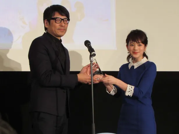 「アナと雪の女王」は「ベスト高画質賞　アニメ部門(洋)」も受賞。プレゼンターは筧