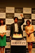 サプライズで誕生日を祝福された小出は、拳を突き上げ感謝の意を表した