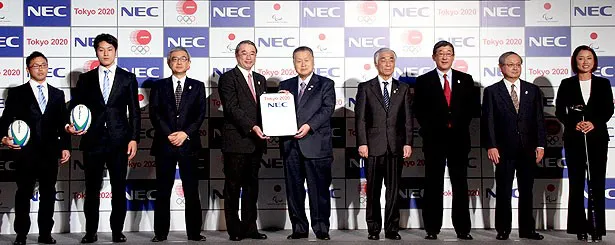 【写真を見る】記念撮影ではラグビー日本代表の首藤甲子郎(左端)、後藤輝也(左から2人目)、ゴルフの原江里菜(右端)の3選手も加わった