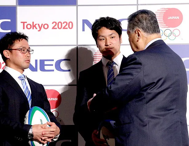 会見後、日本ラグビーフットボール協会会長も務める森喜朗会長がNECグリーンロケッツの2選手に声をかける