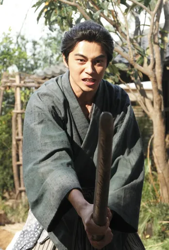 東出昌大が、木刀を振り回し鬼気迫る演技を披露!