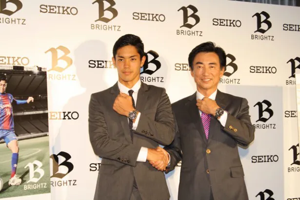 SEIKOの服部真二代表取締役と「ブライツ」を身に着ける