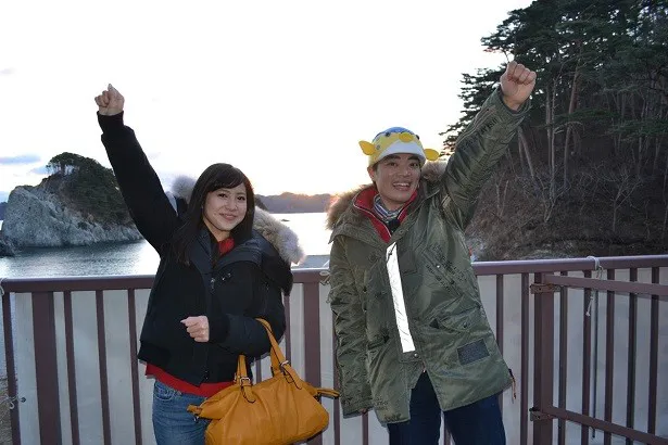 岩手・浄土ヶ浜の日の出を拝むさかなクン(写真右)とミヤギテレビ・渡邉冴子リポーター(写真左)