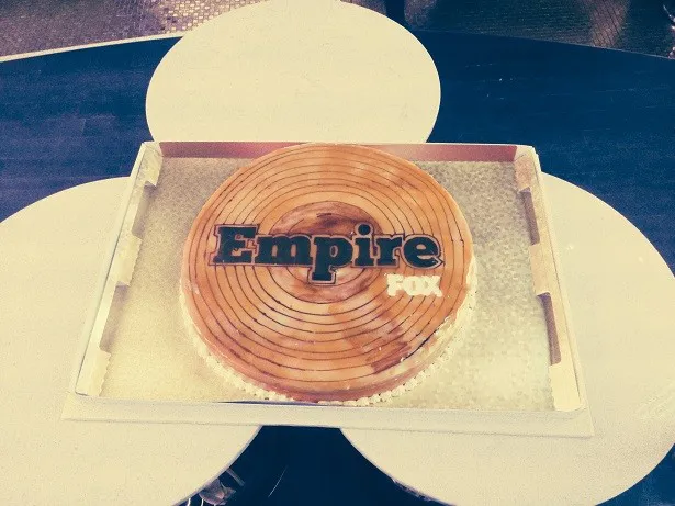 この日のためだけに作られたレコード型の“Empire”特製チョコレートケーキ