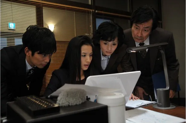 「スペシャリスト3」に出演する平岡祐太、芦名星、南果歩、佐戸井けん太（左から）。特別捜査係のメンバーを演じる