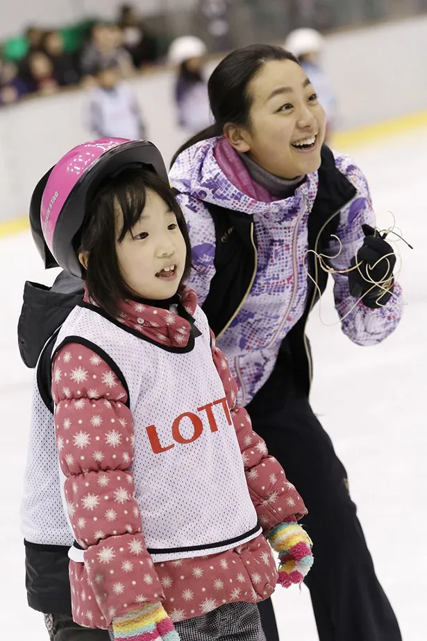 【写真を見る】子供たちと一緒にスケートを楽しむ真央選手