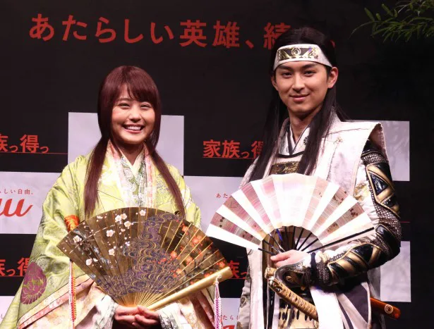 新CM発表会に登場した有村架純と松田翔太(写真左から)