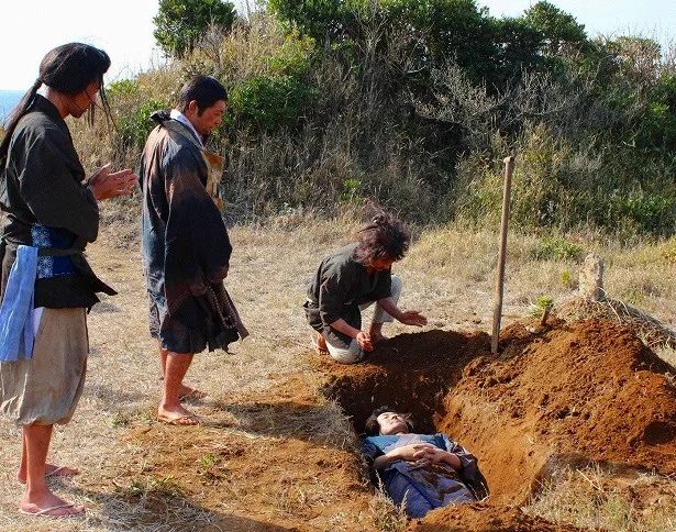 流人仲間・栄造(山崎画大)の死を前に「必ず江戸に帰る」と決意を新たにする忠五郎(武田)ら